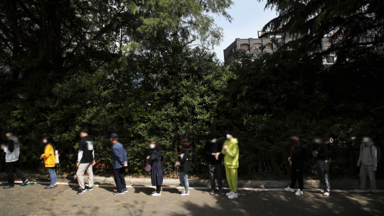 26일 오전 광주 남구보건소 선별진료소에서 코로나19 검사를 받으려는 시민들이 줄 서 있다.   연합뉴스